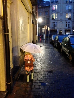 En bild från i år som bäst beskriver din vardag - Hämta och lämna Ella på skolan. Just den här bilden är tagen i höstas när Ella fick inviga sitt nya paraply på vägen hem.